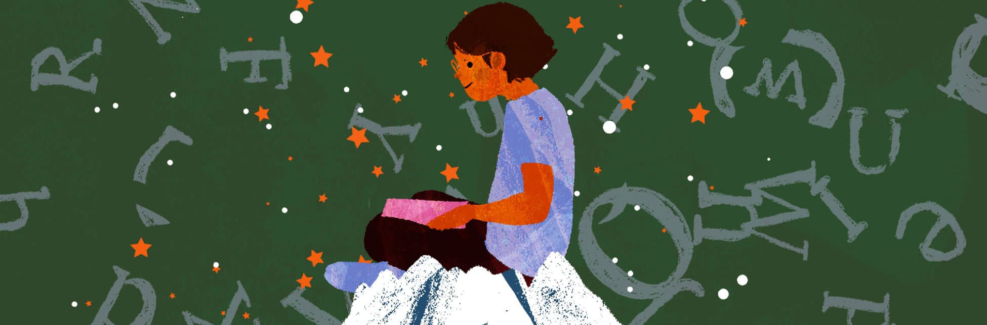 Ilustración. Sobre un fondo de letras y estrellas, aparece en la parte inferior de la imagen una montaña sobre la cual está sentada una niña que es el doble de grande que la montaña. Sostiene con ambas manos una hoja color rosado y la mira fijamente. Tiene gafas con marco redondo y cabello corto.