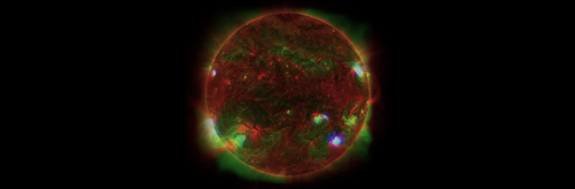 Fotografía astronómica. El Sol ocupa casi toda la imagen y muestra regiones brillantes y detalles de su superficie.