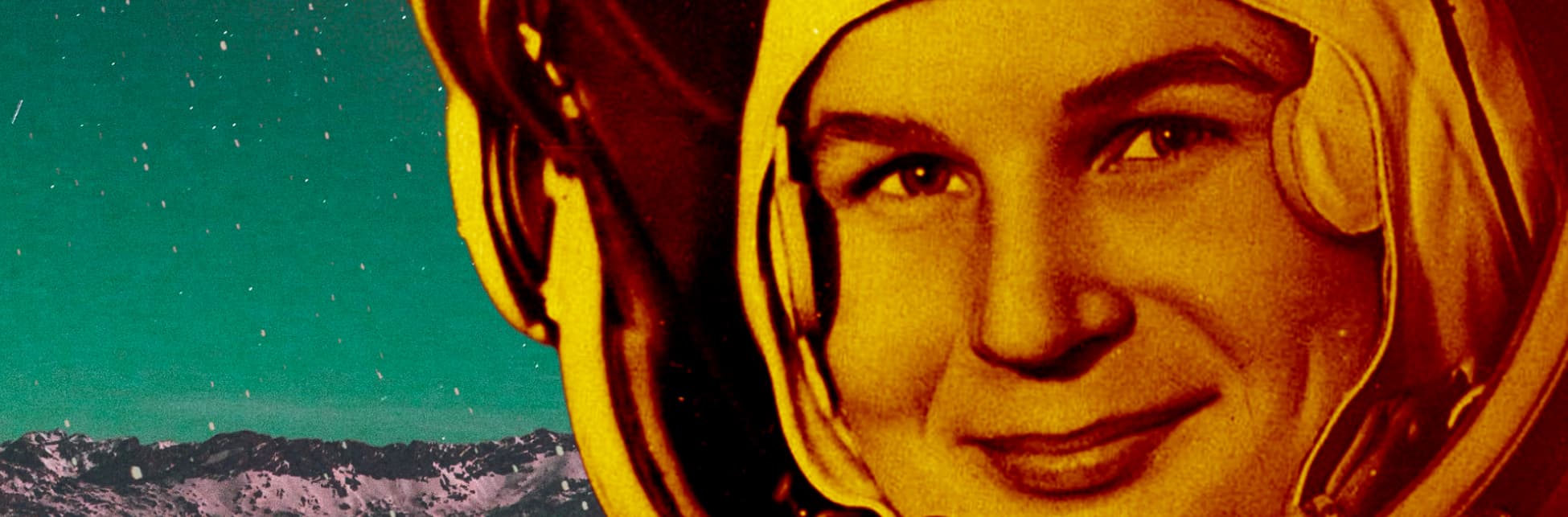 Fotografía de un astronauta con casco amarillo que tiene las letras "CCCP" en la parte frontal. El fondo muestra un cielo estrellado con un tono rojizo en la parte superior y montañas en la parte inferior.
