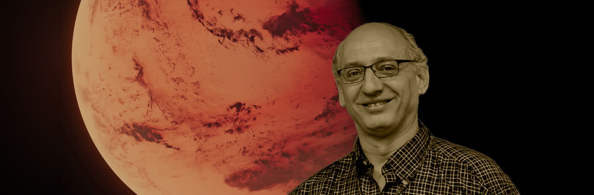 Foto. En la parte inferior derecha de la imagen un hombre de medio cuerpo y de frente, mira fijamente a quien observa la imagen, tiene una sonrisa en su rostro y lentes. Al fondo, una fotografía del planeta Marte, una esfera color rojo.