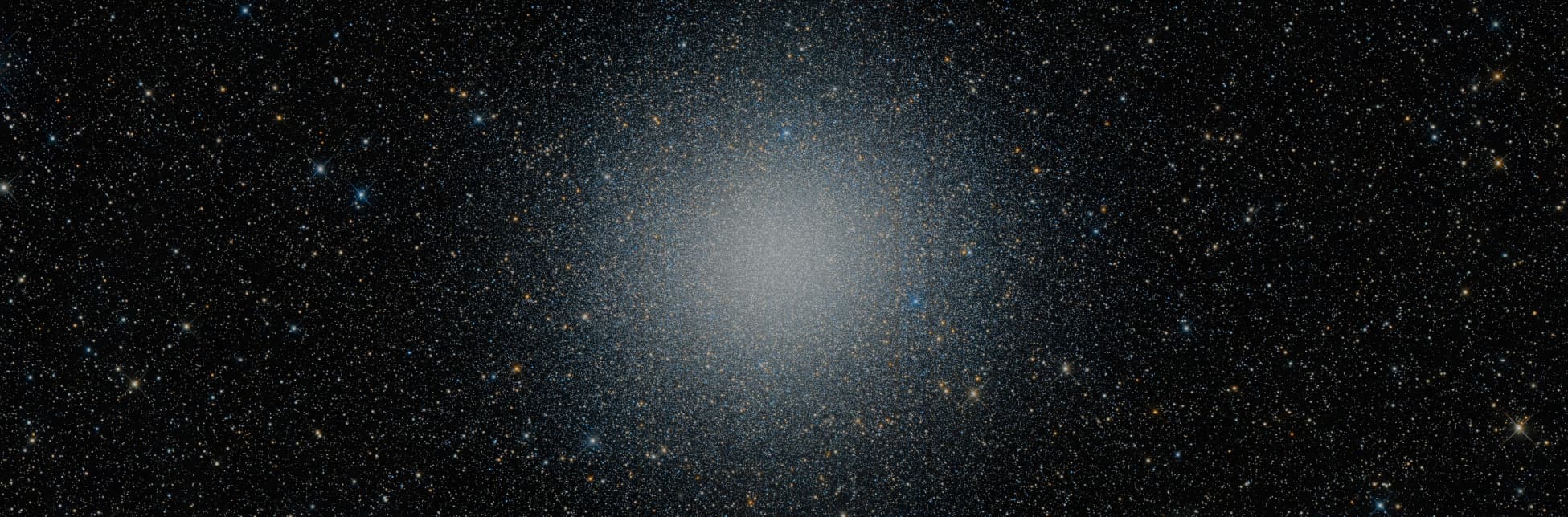 Afiche. Sobre una imagen de un cúmulo estelar en el espacio, hecho de puntos blancos y amarillentos.