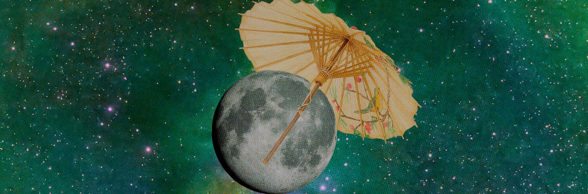 Ilustración. Sobre un fondo verde oscuro lleno de estrellas pequeñas y puntos luminosos, aparece una luna gris con textura detallada. Encima de ella hay una sombrilla decorativa de papel en tonos amarillos, sostenida por un delgado palo marrón que se apoya sobre la luna. La sombrilla tiene dibujos de flores rosadas y una figura de ave verde.