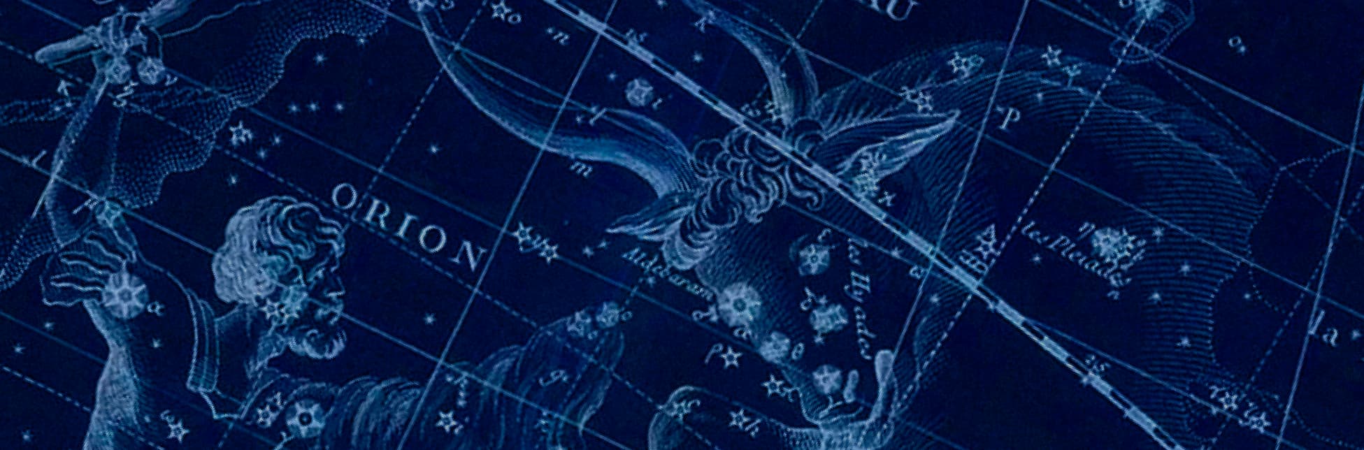 Ilustración. Sobre un fondo azul con un mapa estelar antiguo donde se distinguen figuras mitológicas y constelaciones
