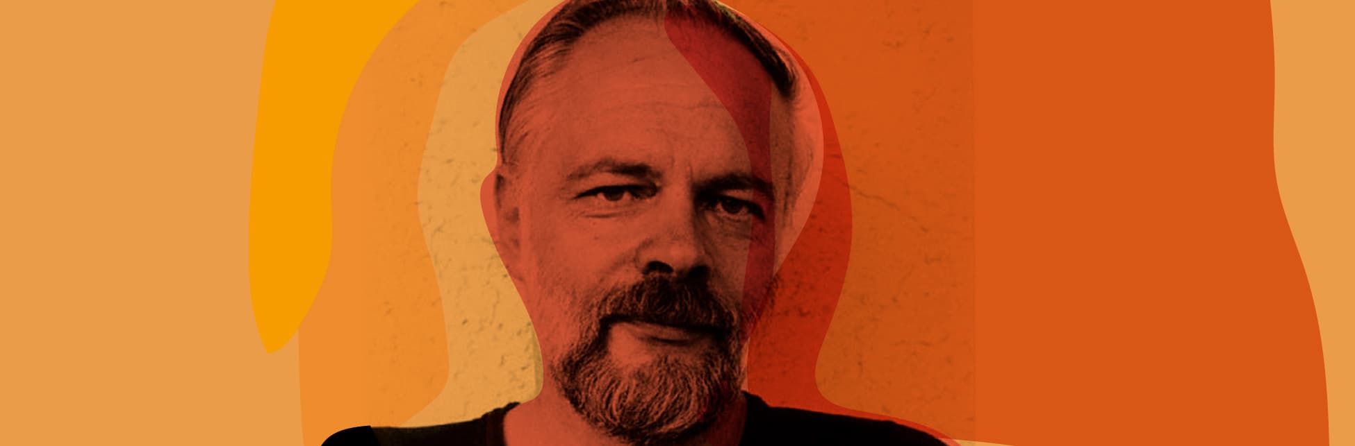 Foto. En el centro de la imagen un primer plano y de frente de Philip K. Dick, un hombre con cabello corto y barba. Mira de frente con una expresión seria. Su silueta se repite en varios colores en tonos naranjas y rojos.
