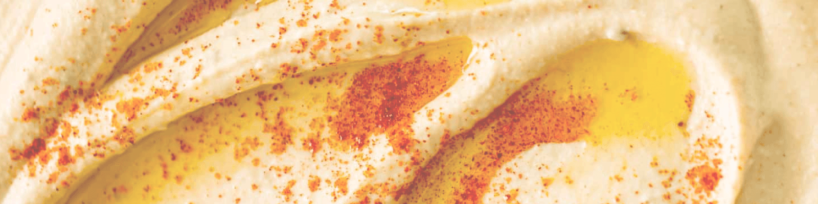 Fotografía. Se observa una pasta o puré de garbanzo adobado con paprika en polvo.
