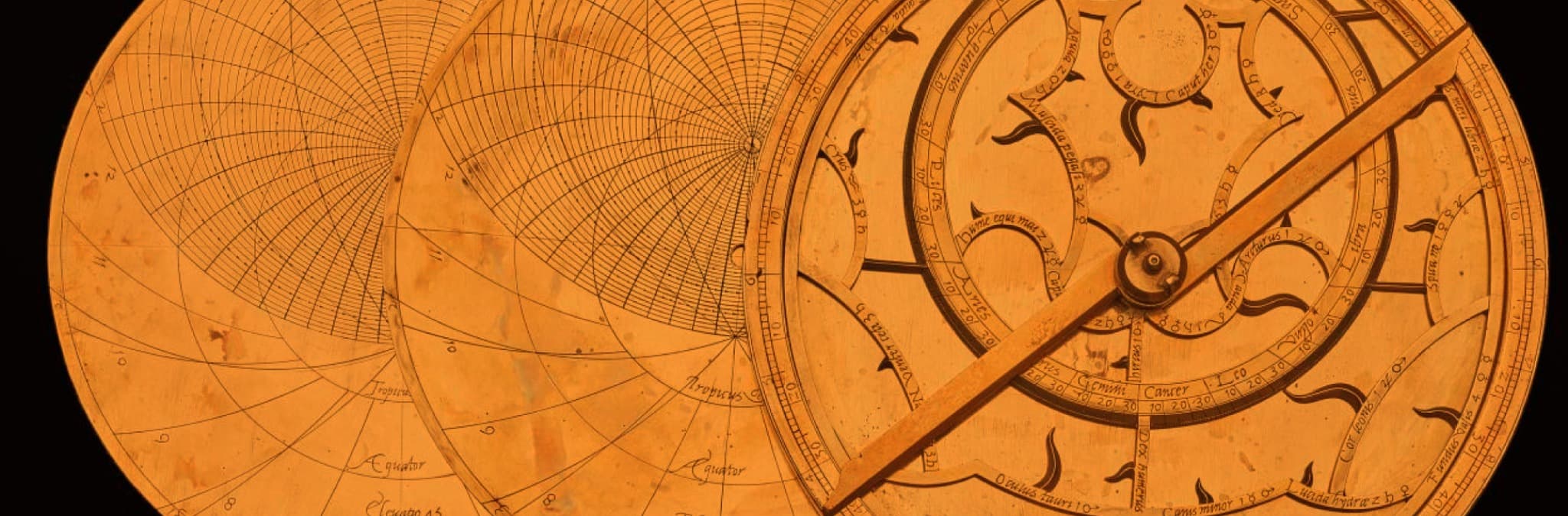 Ilustración. Sobre un fondo oscuro se superponen varias piezas circulares de un reloj astronómico antiguo, con escalas, inscripciones curvas y una aguja central, dispuestas de izquierda a derecha, destacando una pieza principal a la derecha con un aro en la parte superior.