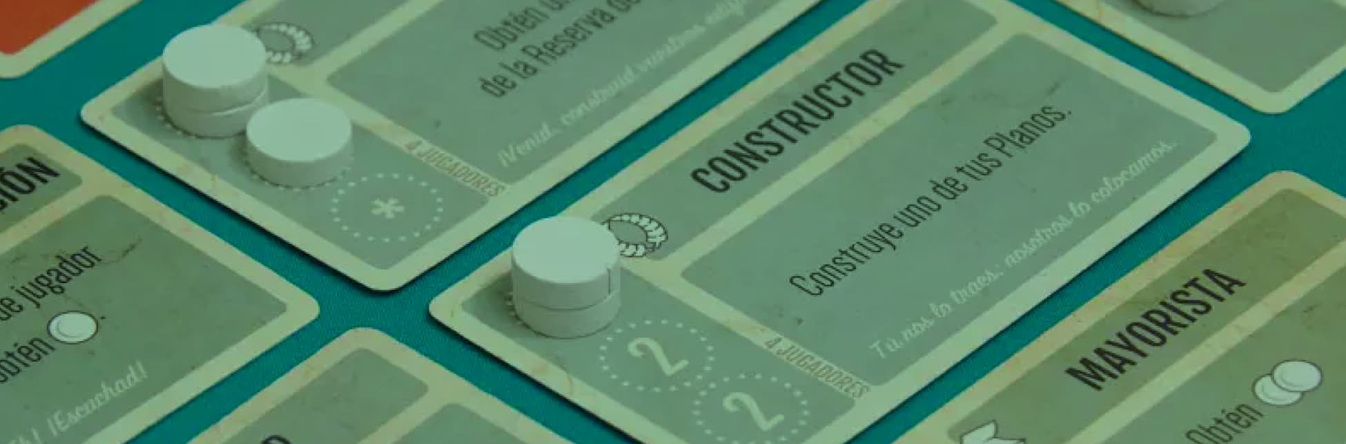 Ilustración. Sobre un fondo con tonalidades verde azulado, se observan cartas de un juego de mesa.