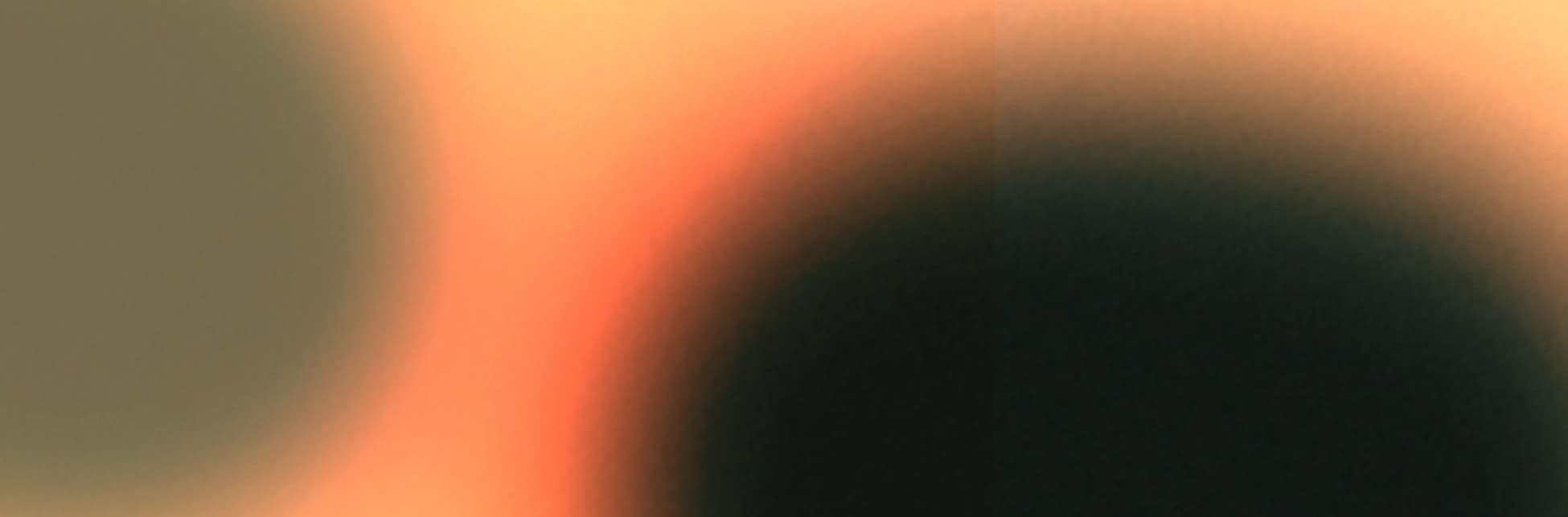Imagen. Fondo abstracto con degradados suaves en tonos cálidos y oscuros, con una franja curva más clara hacia el centro y un área oscura a la derecha.