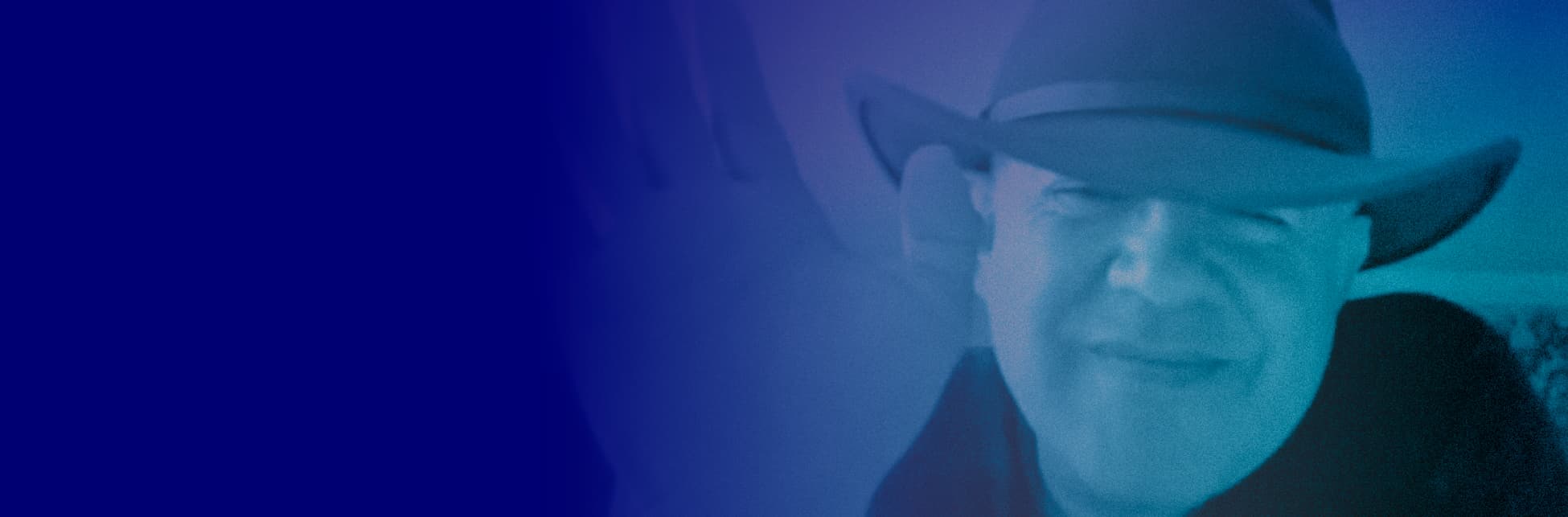 Ilustración. Sobre un fondo que va de azul oscuro a celeste, aparece la imagen en tonos azulados de un hombre con sombrero, saludando con la mano levantada hacia el frente.