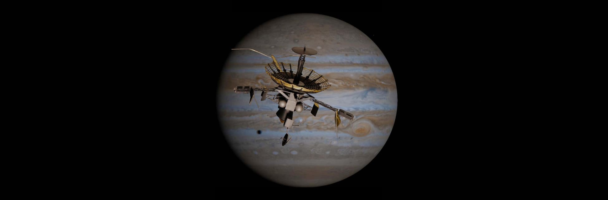Foto. En la parte inferior de la imagen una sonda espacial, una estructura con una antena en la parte superior y de la que sale hacia los lados dos plataformas rectangulares. Al fondo el planeta Júpiter, una esfera grande con franjas cafés y grisáceas.