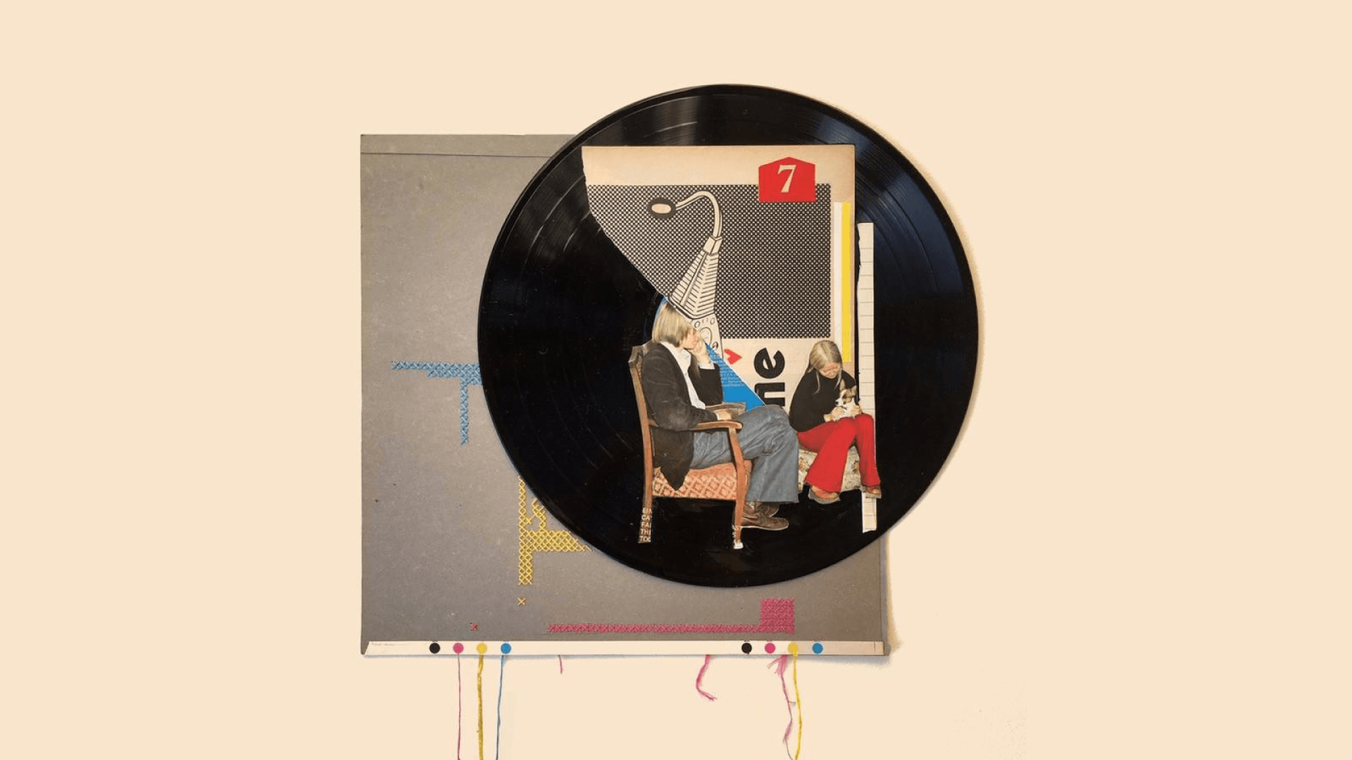 Collage. Sobre un fondo claro aparece un disco de vinilo, sobre él lo que parecen recortes de periódico de una lámpara y dos personas, una sentada en una silla, otra sentada en un cojín con un perro pequeño cargado.