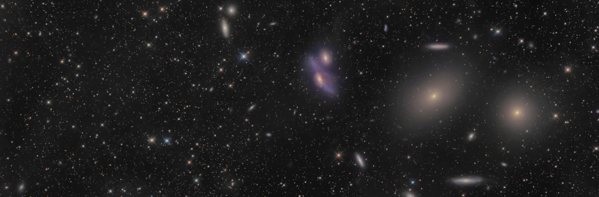 Afiche. La imagen de fondo muestra un campo estelar con numerosas galaxias y nebulosas visibles en distintos tamaños y formas.