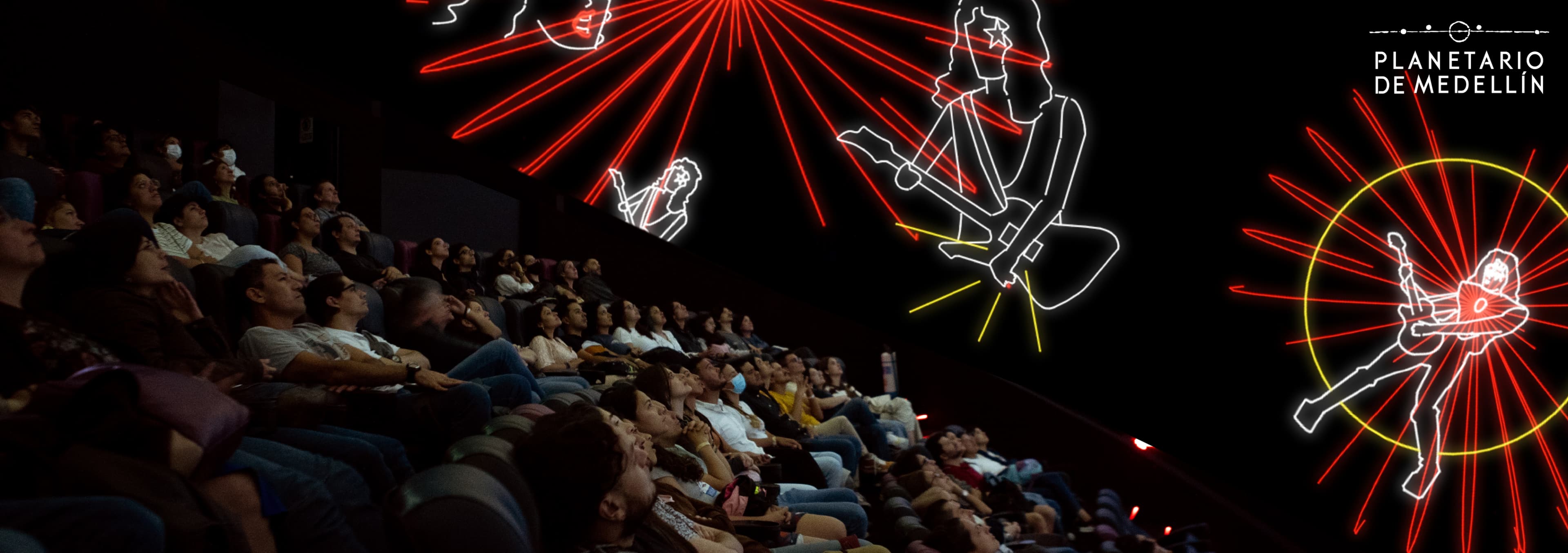 Ilustración. En el interior de una sala oscura, se observa un público sentado en filas de butacas mirando hacia arriba. En el espacio superior aparecen figuras humanas delineadas con trazos luminosos, algunas sentadas y otras flotando, atravesadas por múltiples líneas que irradian desde distintos puntos. A la derecha, se ve una figura sentada dentro de un círculo luminoso, rodeada de haces que se expanden hacia afuera.