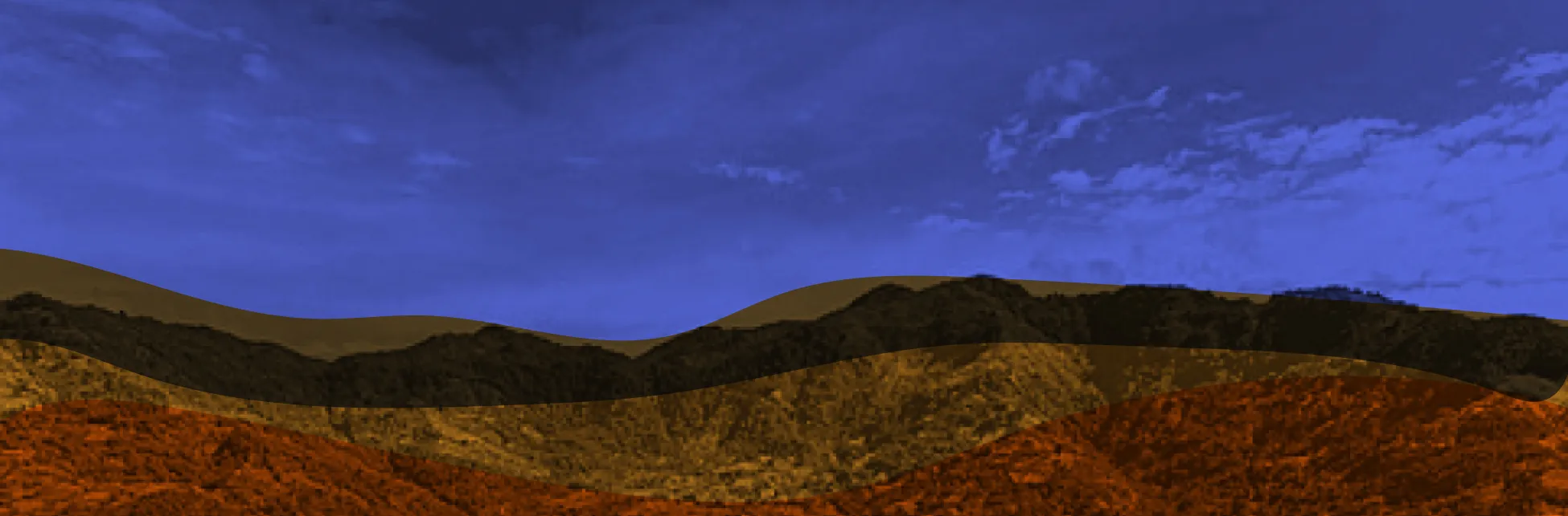 Afiche. En la parte inferior se observa una vista aérea de un municipio rodeado de montañas, iluminado con tonos cálidos. En la parte superior, el cielo presenta un degradado azul oscuro que sugiere el anochecer.
