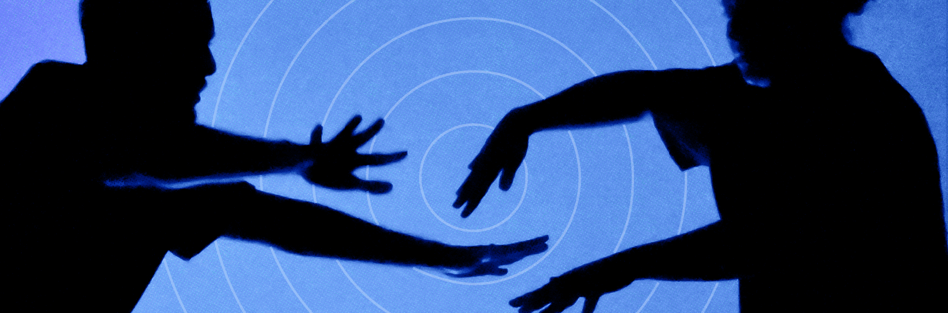 Fotografía. Sobr eun fondo azul con una línea delgada en espiral, de cada extremo lateral sale un par de brazos humanos, al parecer, fotografiados mientras se movían.